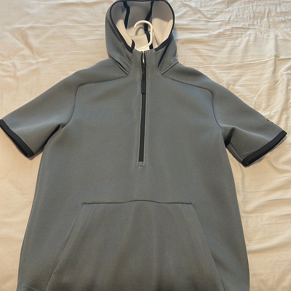 Under armor short sleeve training hoodie